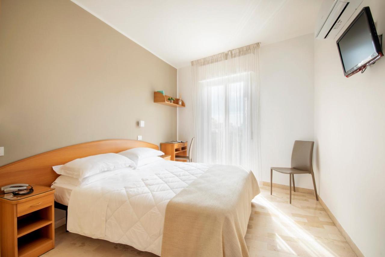 Hotel Bernard San Benedetto del Tronto Exterior foto